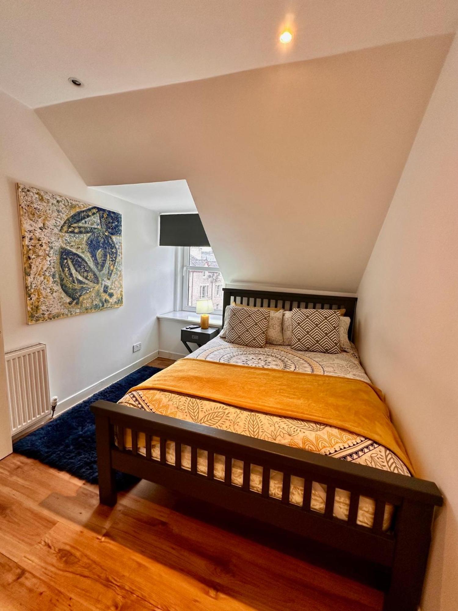 3-Bedroom Flat In The City Centre Next To The River Ness إينفيرنيس المظهر الخارجي الصورة