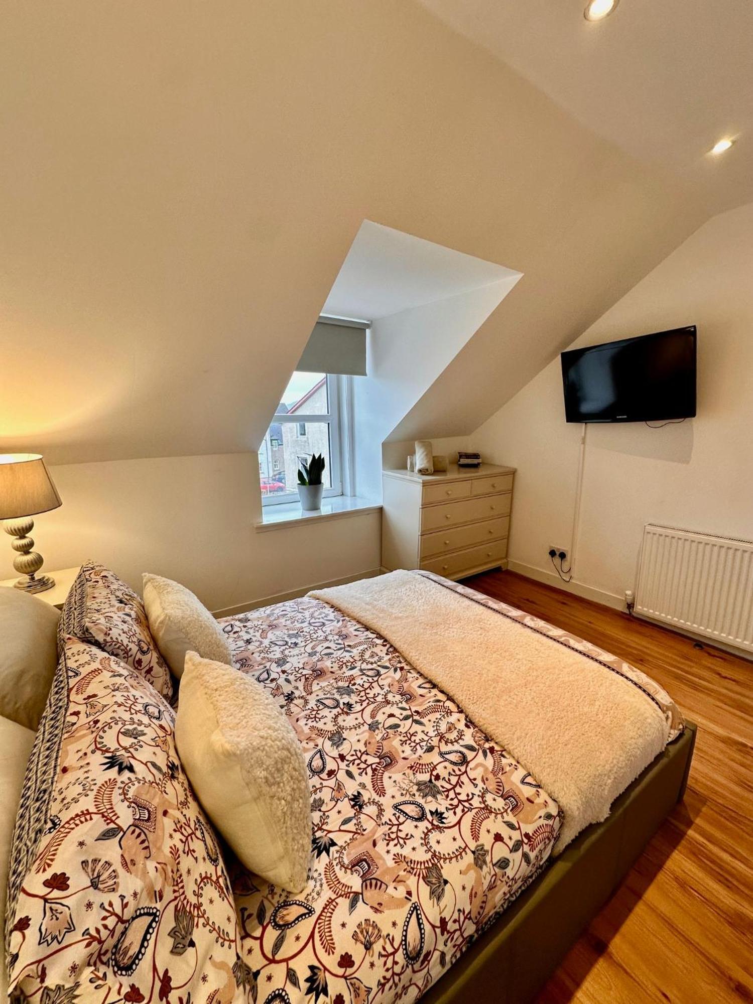 3-Bedroom Flat In The City Centre Next To The River Ness إينفيرنيس المظهر الخارجي الصورة