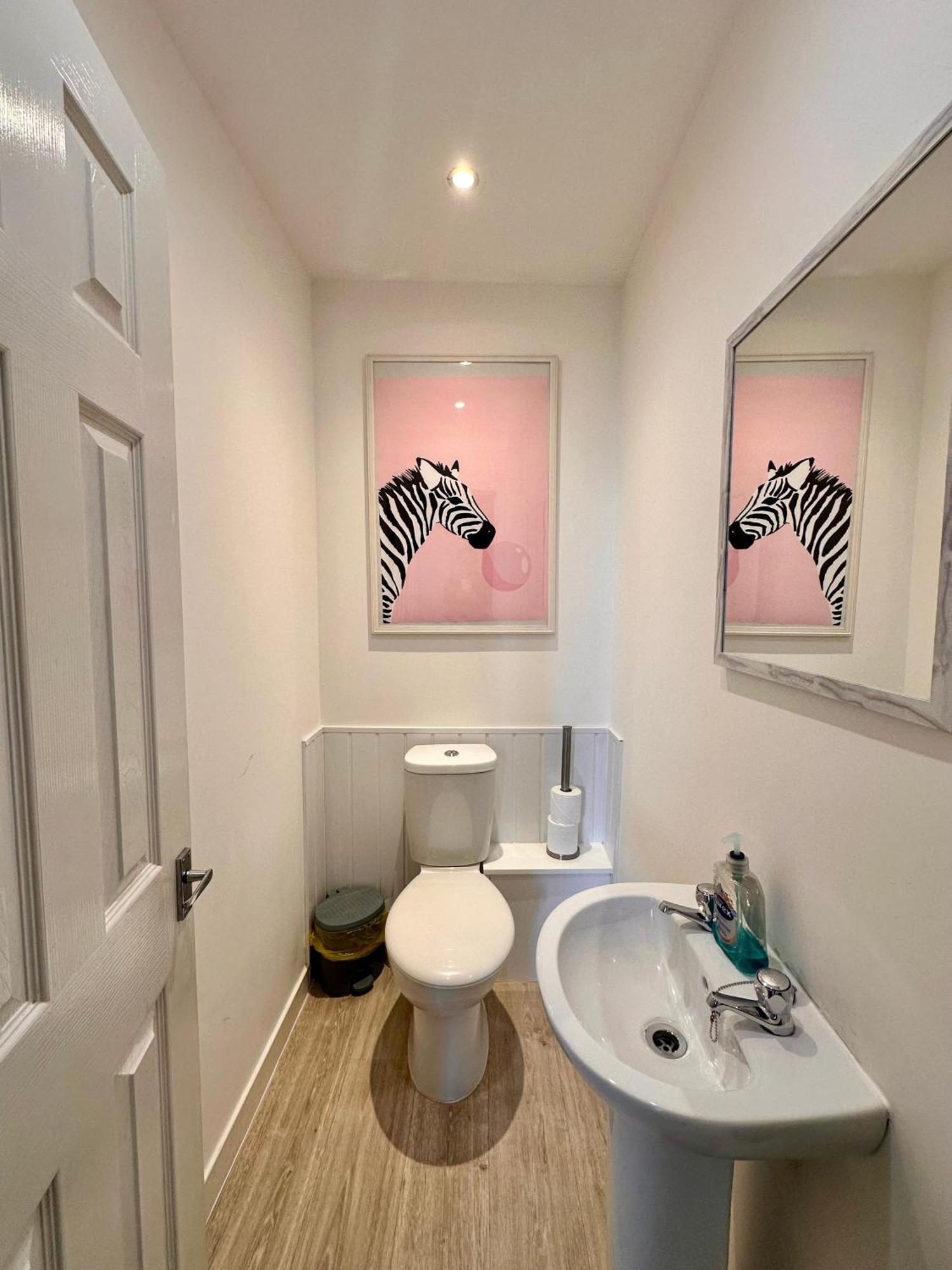 3-Bedroom Flat In The City Centre Next To The River Ness إينفيرنيس المظهر الخارجي الصورة